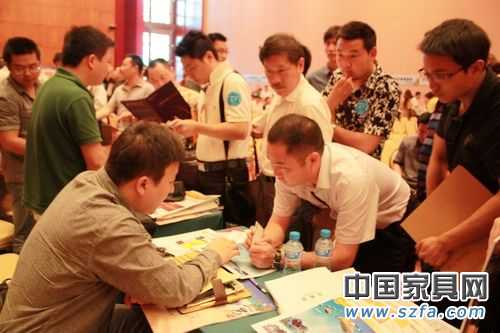 一位家具廠商代表與某家具賣(mài)場(chǎng)主動(dòng)接觸洽談 一位家具廠商代表與某家具賣(mài)場(chǎng)主動(dòng)接觸洽談