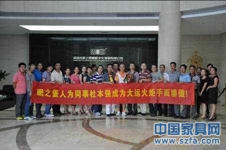 杜本強(qiáng)返廠(chǎng)后受到同事的熱烈歡迎