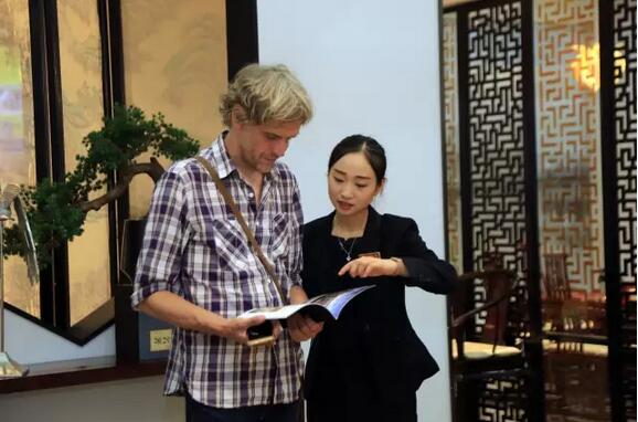 就連外國(guó)客人也對(duì)祥利紅木家具十分感興趣 就連外國(guó)客人也對(duì)祥利紅木家具十分感興趣